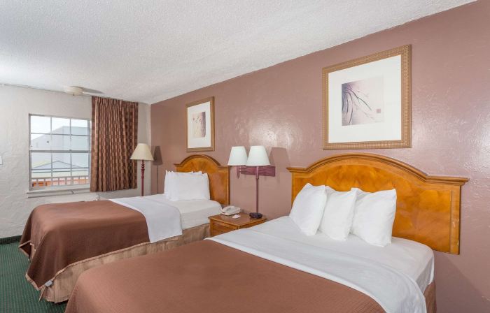 Howard Johnson by Wyndham Ft. Myers FL