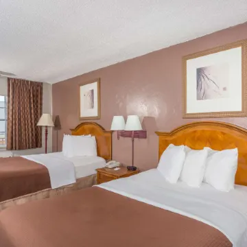 Howard Johnson by Wyndham Ft. Myers FL