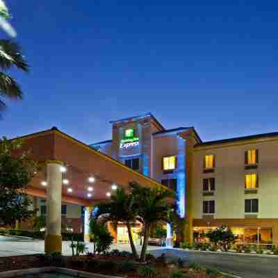 Holiday Inn Express & Suites Cocoa Beach Hotel Exterior