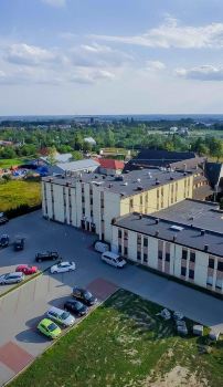 Neubau eines Hotel- und Veranstaltungszentrums in Sierpc in Polen.  Geradlinig und feuerfest