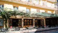 Hostal Lloret - Pensions