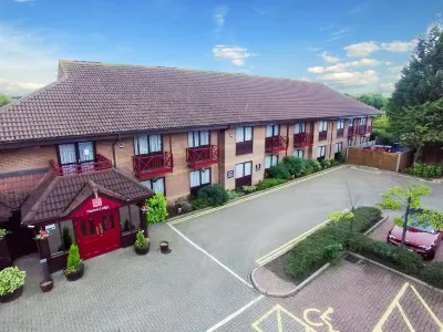 Peartree Lodge Waterside Hotel dekat Furzton Lake