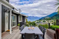 Queenstown House Bed & Breakfast and Apartments