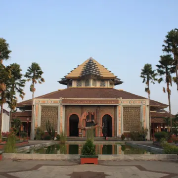 Griya Gaytri Monjali Syariah Hotels near SEVENDAYS HQ