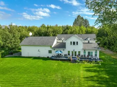 Snowgoose Pond Bed & Breakfast Hotels in Farm Loop
