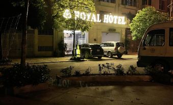 2. Royal Vă..