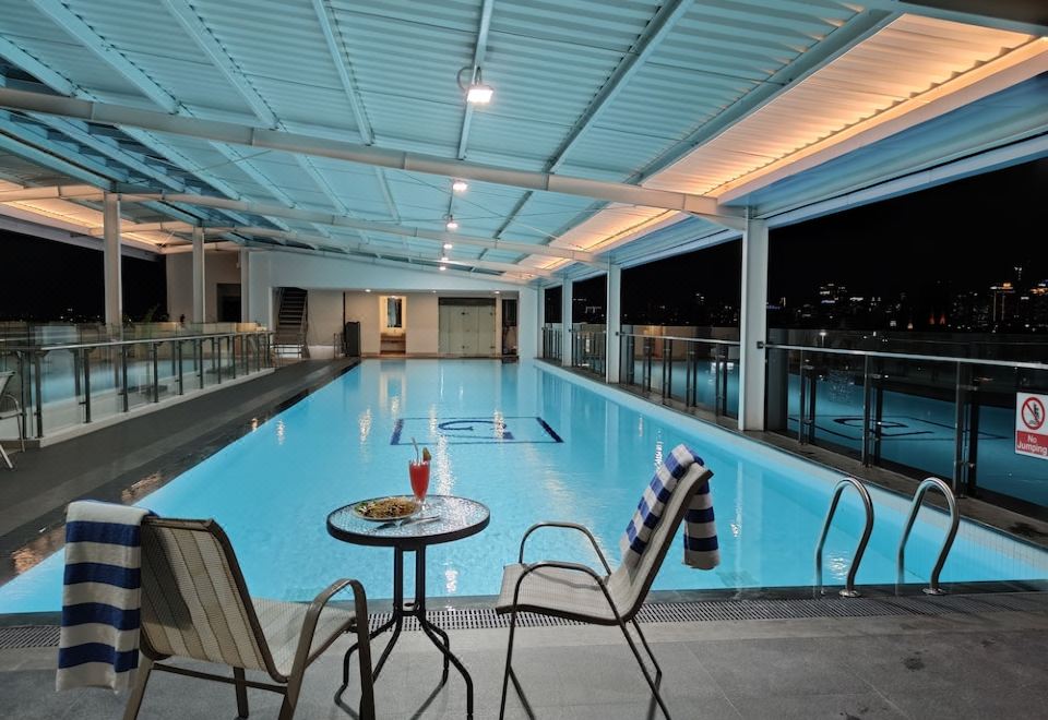 [DoubleTree by Hilton의 야외 수영장]