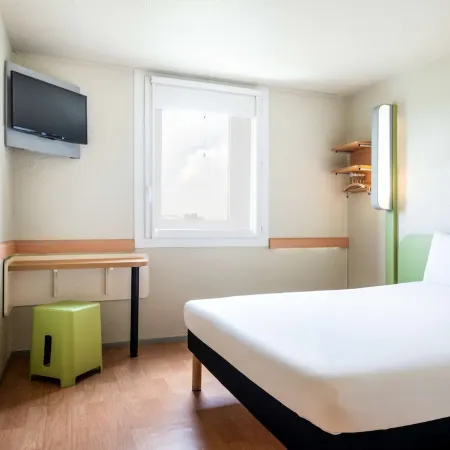 Ibis Budget Paris Porte de Bercy Отели рядом с достопримечательностью «Валь-де-Сен»