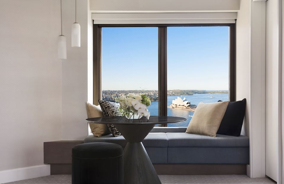 [포시즌스 호텔 시드니의 칵테일 바 내부 모습]