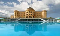 Latar Hotel Complex - ที่มีสระว่ายน้ำ