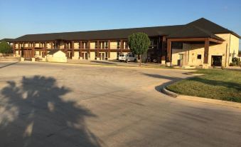 Pearsall Inn and Suites