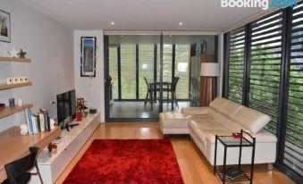 Spacious 1 Bedroom Apartment in the Heart of Melbourne's CBD