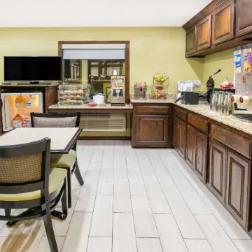 Travelodge Inn & Suites by Wyndham Norman