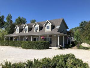 Adventure the Bruce Inn - Recently Renovated with Outdoor Hot Tub