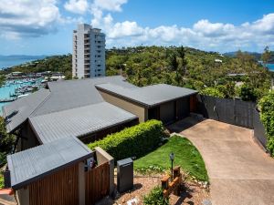 The Boathouse - Luxury Holiday Home with Jacuzzi