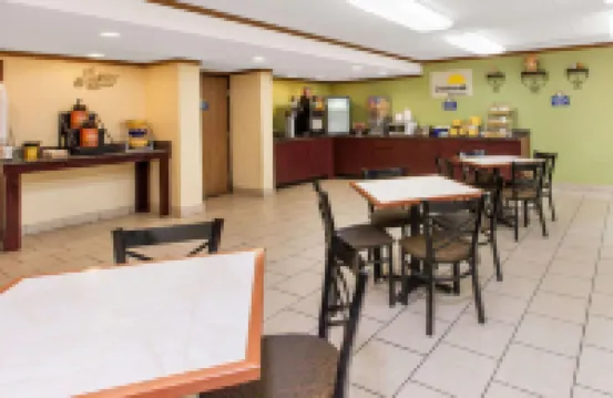 Days Inn & Suites by Wyndham Madison Heights MI Hotels in 