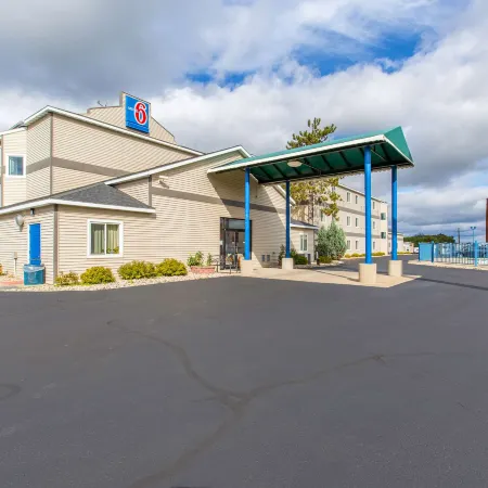 Motel 6 Baraboo, WI - Lake Delton