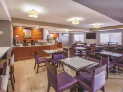 La Quinta Inn & Suites by Wyndham Erie Hotels in Summit Township