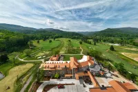 Waynesville Inn and Golf Club, Tapestry Collection by Hilton فنادق في Waynesville