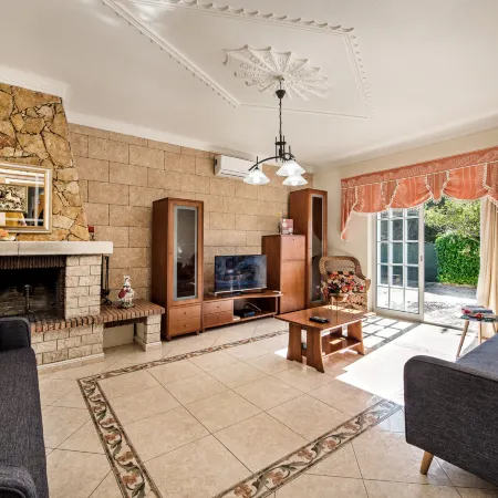 Peaceful Villa with Pool & Spacious Garden
