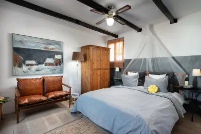 1st Floor Apartment in Old Lakeside Andalusian Farmhouse El Refugio del Burrito 주변 호텔
