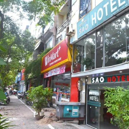 Sao Hotel Nguyen Ngoc Vu Отели рядом с достопримечательностью «Университет Естествознания»