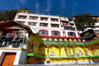 Calux Hill Queen at Mall Road with Parking - Formerly Amara