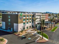 Holiday Inn Express & Suites Lake Havasu - London Bridge Hotels near ASU at Lake Havasu