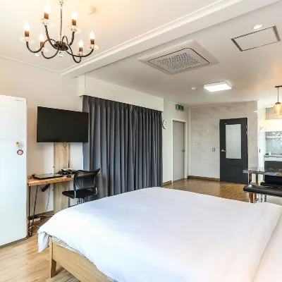 Picasso Hotel Отели рядом с достопримечательностью «Библиотека города Самчхок»