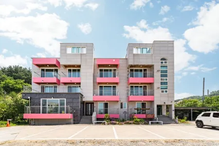 Samcheok Sea Star Pension (Yonghwa Beach) Отели рядом с достопримечательностью «Jangho Port»