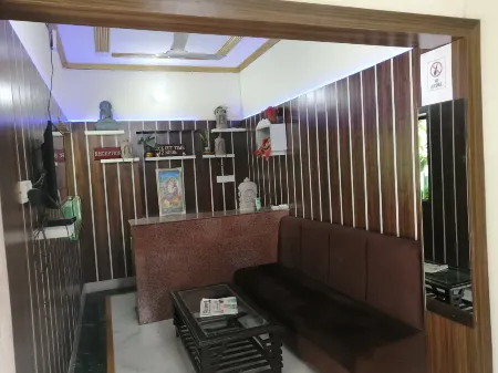 Dhamma Guest House Отели рядом с достопримечательностью «Statue of Buddha in Bodhgaya»