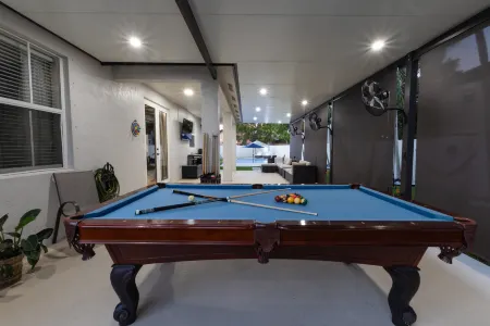 Miami Getaway Heated Pool House & Pool Table Villa