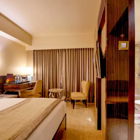 Sai Palace Grand, Malad Отели рядом с достопримечательностью «Торговый Центр Оберои»