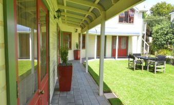 Ducks & Drakes Boutique Motel & Backpackers