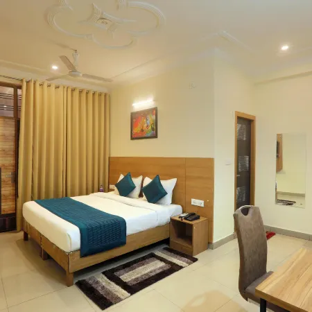 Hotel Lemon Suites & Banquet Noida Sector 62