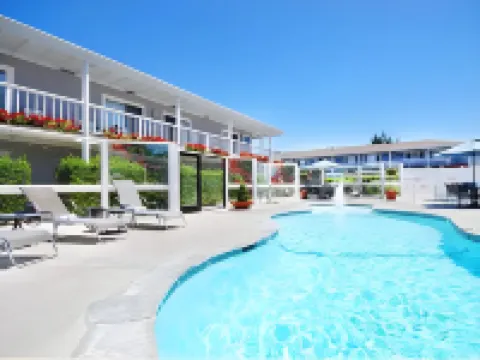 มอนเทอเรย์ เบย์ ลอดจ์