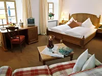 Metzgerei Gasthof Romantik Hotel der Millipp Hotel dekat Cafe Zentral