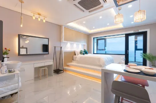 Goseong Ayajin Stay (10 Second Walk from Ayajin Beach)