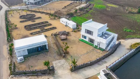 Jeju Udo White House Отели рядом с достопримечательностью «Остров Удо»