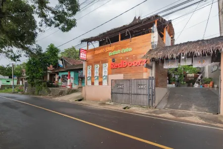 RedDoorz Near Pantai Karang Hawu Pelabuhan Ratu Отели в г. Cikakak