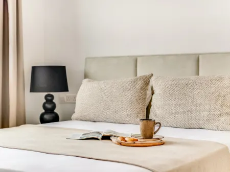 Sanders Only - Charming 2-Bdr Apt with Balcony