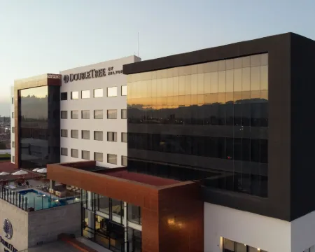 ダブルツリー バイ ヒルトン セラヤ セラヤのホテル