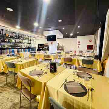 HOTEL ROYAL Dining/Meeting Rooms