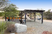 Jackalope Junction-Pool, Hot Tub, Fire Pit, BBQ & Desert Views! 2 Bedroom Home by Redawning Hôtels à : Pioneertown