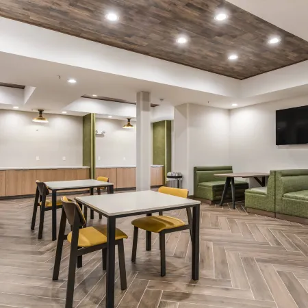 Fairfield Inn & Suites Greensboro Coliseum Area Отели рядом с достопримечательностью «Торговый центр Four Seasons»