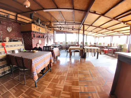 Anz Guest House Pansiyon Отели рядом с достопримечательностью «Храм Адриана»