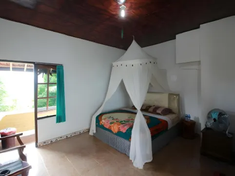 Taman Ayu Homestay Munduk Mitra RedDoorz Отели рядом с достопримечательностью «Водопад Мундук»