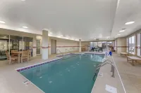 Comfort Inn & Suites Cuyahoga Falls - Akron - piscine