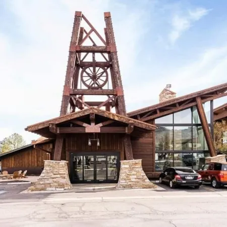 Amazing! Close to Everything! Immaculate FREE Shuttle HotTub Pool Trails!