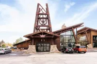 Amazing! Close to Everything! Immaculate FREE Shuttle HotTub Pool Trails!